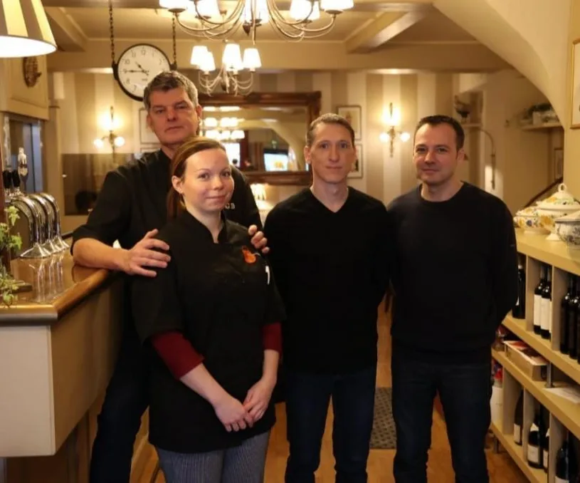 L'équipe du restaurant Au Chaudron dans la salle