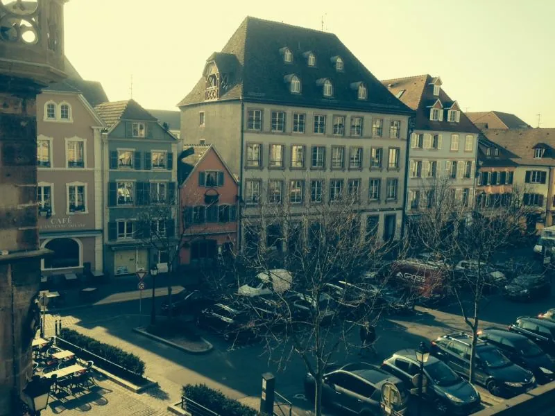La place du Marché aux Fruits vue depuis le premier étage du restaurant