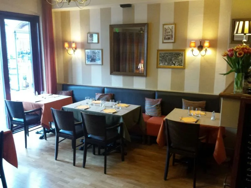 La salle du rez-de-chaussée, banquettes et murs rayés